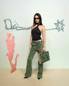 Белла Хадид пришла в прозрачным топе на мужской показ Dior