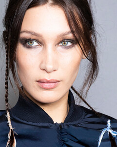 Почему мы возвращаемся к людям, которые причиняют нам боль — абьюзерам? Рассказывает Белла Хадид