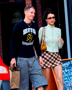 Чем выше любовь, тем ярче поцелуи: Белла Хадид опубликовала новые милые фото со своим бойфрендом Марком Калманом