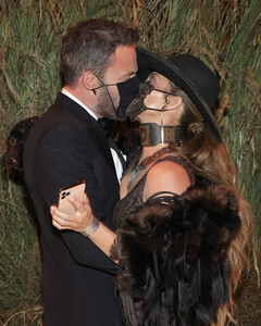 Дженнифер Лопес и Бен Аффлек поцеловались через маски на Met Gala 2021