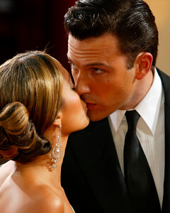 Самый ожидаемый поцелуй года! Бен Аффлек и Дженнифер Лопес не скрывали чувств за семейным ужином