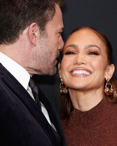 Бен Аффлек пускает слюни на Дженнифер Лопес на красной дорожке премьеры фильма «Последняя дуэль»