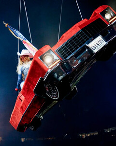 Бейонсе зависла в воздухе во время концерта в Хьюстоне