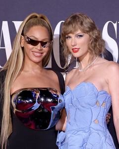 Бейонсе блистала на красной дорожке премьеры фильма Eras Tour вместе с Тейлор Свифт