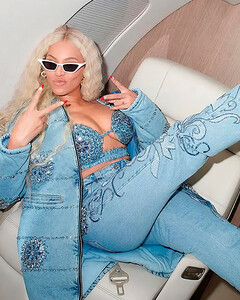 Бейонсе выбирает для перелётов ослепительный джинсовый костюм за $5 000