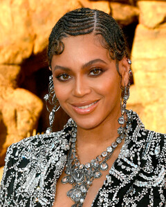 Обнажённая и на голографической лошади: Бейонсе рассекретила обложку своего альбома Renaissance