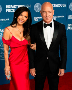 Организаторы свадьбы Безоса и Санчес ответили на протесты в Венеции