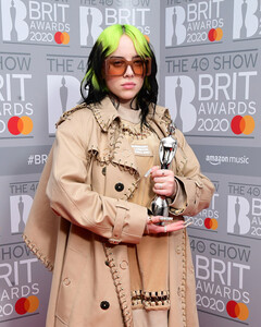 Билли Айлиш наконец-то позволила услышать саундтрек к новому «Бонду»