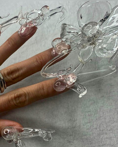 Маникюр от Билли Айлиш: певица задаёт тренд на хрусталь