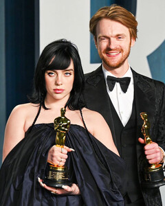 Билли Айлиш вошла в историю как самая молодая певица, удостоенная трёх наград за одну и ту же песню