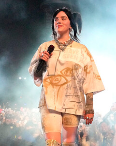 Билли Айлиш призналась, что использовала двойника на Coachella