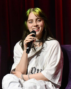 Релиз нового «Джеймса Бонда отложили, но саундтрек Билли Айлиш номинирован на «Грэмми»