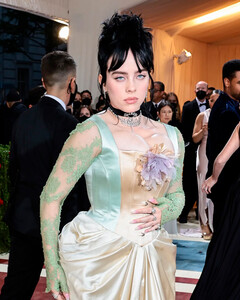 Билли Айлиш в корсете Gucci на Met Gala 2022 стала воплощением позолоченного века