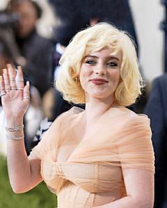 Билли Айлиш названа человеком года по версии зоозащитников из PETA