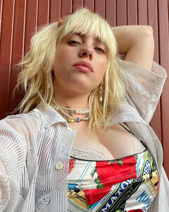 «Люди боятся большой груди»: Билли Айлиш рассказала о хейте фанатов по поводу её внешности