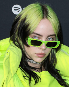 Маньяк поселился возле дома Билли Айлиш и угрожает её убить