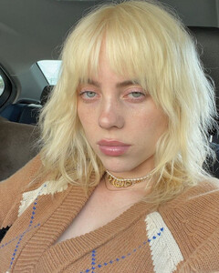 Билли Айлиш высмеивает критиков, которые утверждают, что она находится в «эпохе провала»