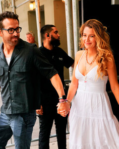 Блейк Лавли выбирает идеальное платье для жаркого лета в городе