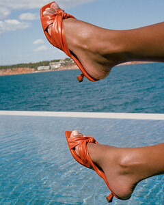 Дутики, рюмочки и цепи: модные босоножки этого лета