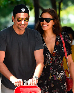 Брэдли Купер дал редкий комментарий о воспитании своей дочери Леи