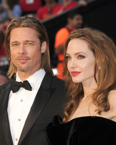 Брэд Питт хочет вызвать бывшую коллегу Джоли в суд