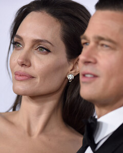 Анджелина Джоли могла расстаться с Брэдом Питтом из-за его любви к наркотикам и русским проституткам