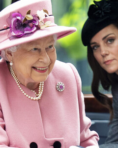 Бремя королевского кодекса: каким странным правилам должны следовать Елизавета II, Кейт Миддлтон, принц Уильям и их дети?