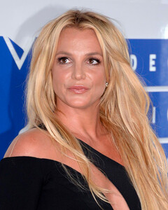 Выход книги Бритни Спирс отложен из-за опасений со стороны известных людей