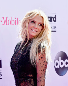 Бритни Спирс раскрыла название, обложку и дату выхода своих мемуаров