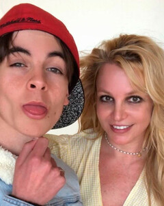 Бритни Спирс поздравила сыновей с днём рождения архивными фото, ведь она давно их не видела