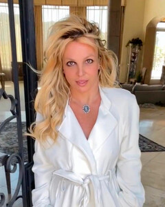 Бритни Спирс вернулась в соцсети с новостями о новом доме и семейной жизни