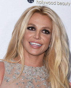 Бритни Спирс рассказала, почему она позирует топлес