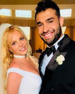 Первые свадебные фото, поцелуй с Мадонной и три платья: все подробности бракосочетания Бритни Спирс и Сэма Асгари