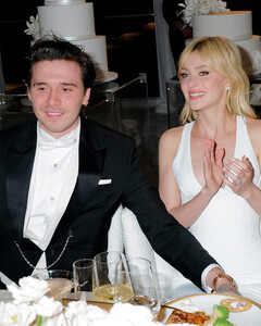 Бруклин Бекхэм и Никола Пельтц празднуют 3-ю годовщину совместной жизни