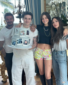 Бекхэмы отпраздновали первую годовщину свадьбы Бруклина и Николы Пельтц