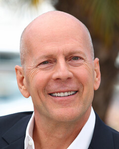 Брюсу Уиллису диагностировали фронтотемпоральную деменцию