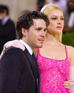 Странный выбор: Бруклин Бекхэм и Никола Пельтц рассказали, кто будет подружкой невесты на их свадьбе