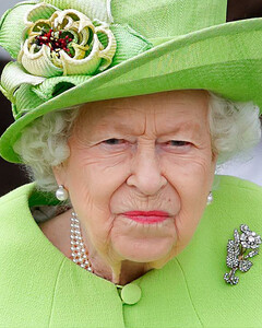 Букингемский дворец отрицает, что королевские помощники планируют юридическую борьбу с принцем Гарри и Меган Маркл