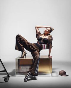 Новая коллекция Burberry сплошь покрыта монограммами