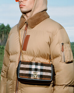 Burberry представил новую кампанию с летающими моделями