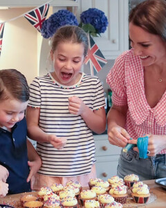 Прабабушке с любовью! Джордж, Шарлотта и Луи приготовили своими руками сладкий подарок королеве Елизавете II