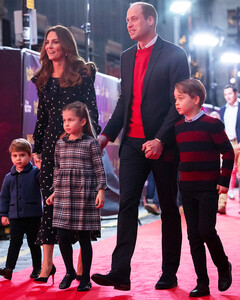 Почему у Джорджа, Шарлотты и Луи в этом году будет целых три Рождества?