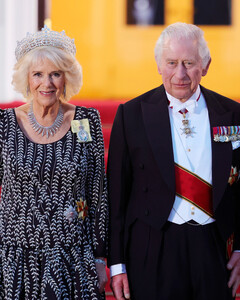 Сияет на все сто: Камилла Паркер-Боулз появилась на банкете в тиаре и бриллиантовом колье Елизаветы II