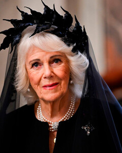 Почему королева Камилла выбрала чёрное платье для встречи с папой римским?