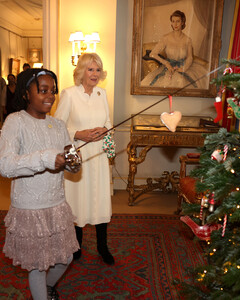 «Острая тема»: как Камилла Паркер-Боулз украшала ёлку вместе с детьми из хосписа с помощью меча и шпаги