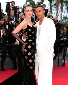 Чёрная королева: Кара Делевинь появилась в эффектном бархатном платье от Balmain на Каннском кинофестивале