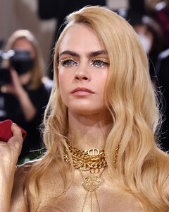 Кара Делевинь обнажилась на Met Gala, чтобы показать тело, покрытое золотом