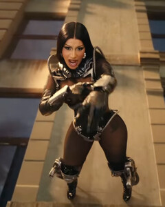 Карди Би загорелась в клипе российского режиссёра Ладо Кватания