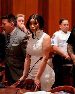 Карди Би явилась в суд Нью-Йорка, где ей продлили срок завершения общественных работ