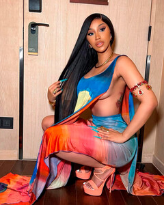 Карди Би похвасталась своими изгибами и татуировкой на спине в обтягивающем платье